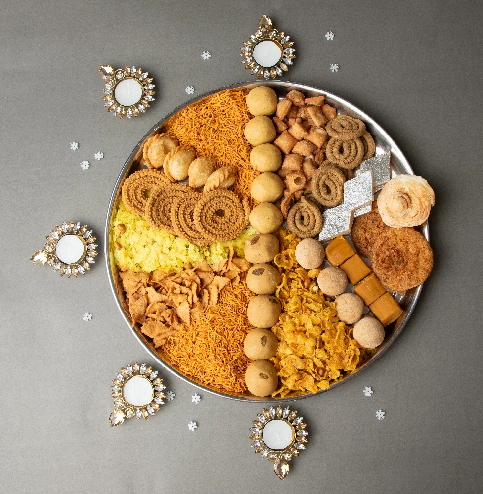 Maharashtrian Diwali Faral Hamper-Mini, 4Kg-2.webp